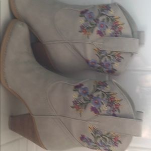 Very volatile, women’s cowboy boots